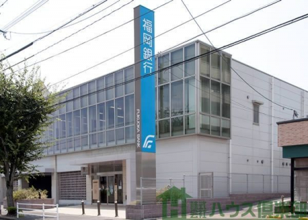 周辺環境　福岡銀行三ケ森支店 徒歩9分。 720m