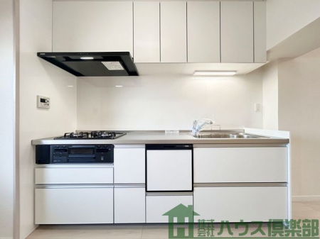 �L�b�`���@�V�i�����ς݂̃L�b�`���́A�Ζʎ��ł͂Ȃ����̂̃��r���O�S�̂����n����z�u�B�Ƒ��Ƃ̉�b���y���݂Ȃ��痿�����ł���݌v�ł��B