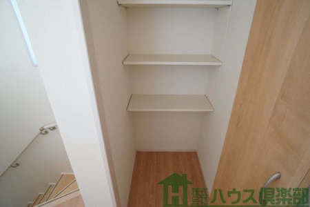 ���ց@���[