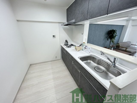 �L�b�`���@�V�i�����ς݂̃L�b�`���B�H���t���ŉƎ��̎��Z�ɂ����B���[�͂�����A�g������̗ǂ��d�l�ł��B