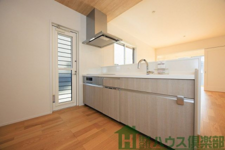 �L�b�`���@�L�b�`�����ɂ͊O�ɂȂ��鏟����t���ŁA�S�~�o���⊷�C�Ȃǂɕ֗��Ɏg���܂��B