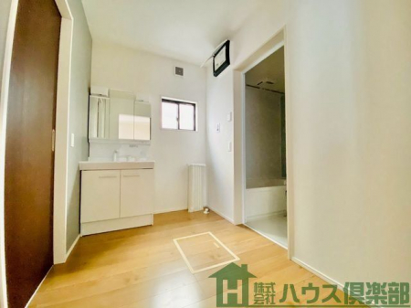 ���ց@�O�ʋ��t�����ʉ��ϑ���̗p�B���[������g�����肪�̗ǂ����ʎ��ł���