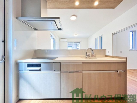 �L�b�`���@�Ƒ��Ƃ̉�b���e�ސl�C�̑Ζʎ��V�X�e���L�b�`���B���[���L�x�ŃX�b�L���g���A�H�􊣑��@�t���ŉƎ��̕��S���y���B�Z���T�[�t�������Ŏ�������������Ő����o��֗��Ȏd�l�ł��B