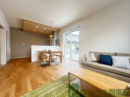 ���r���O�@�Ƒ��݂�Ȃ�������肭�낰���16���̍L�X���r���O�B�_�C�j���O�ƃ��r���O���������蕪���Ďg����A�J�����̂����Ԃł��B