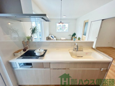 �L�b�`���@�Ƒ��Ƃ̉�b���e�ސl�C�̑Ζʎ��V�X�e���L�b�`���B���[���L�x�ŃX�b�L���g���A�H�􊣑��@�t���ŉƎ��̕��S���y���B�Z���T�[�t�������Ŏ�������������Ő����o��֗��Ȏd�l�ł��B