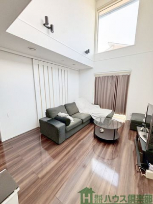 ���r���O�@�J�������ӂ�郊�r���O�B�㕔���玩�R���������Ղ荷�����݁A���ۂ̍L���ȏ�ɂ�Ƃ���������������Ԃł��B���������N��̏Z�܂��ł��B