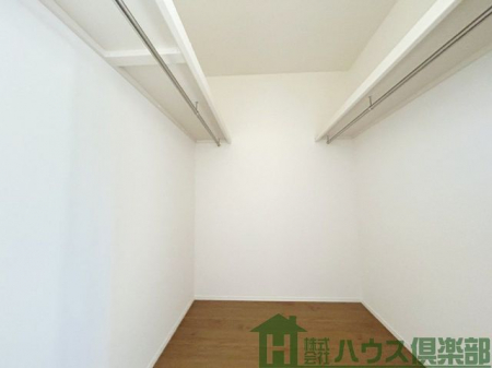 �@7���̗m���ɗאڂ�����^�E�H�[�N�C���N���[�[�b�g�B�G�ߕ��̈ߗނ�ו��������Ղ���[�\�ł��B