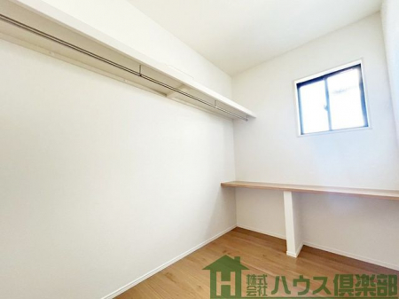 �@�Ƒ��̈ߗނ�ו����܂Ƃ߂Ď��[�ł���t�@�~���[�N���[�[�b�g�B