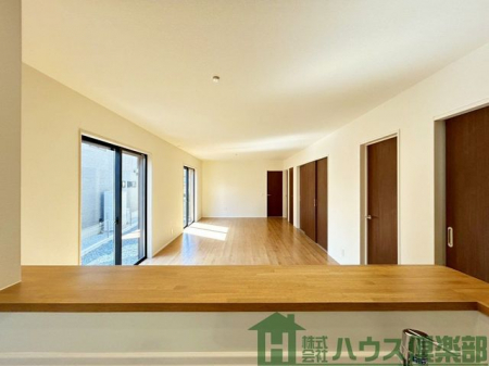 ���̑����ρ@�J�E���^�[�L�b�`�����烊�r���O�����n����J���I�ȋ�ԁB���Ƒ��Ƃ̉�b���e�݂܂��B