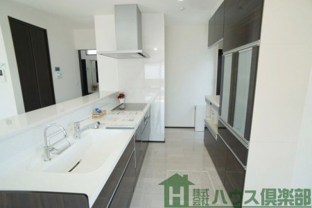 �L�b�`���@�w�ʂɃJ�b�v�{�[�h�������t�����Ă��܂��I���[�͍����ł��I